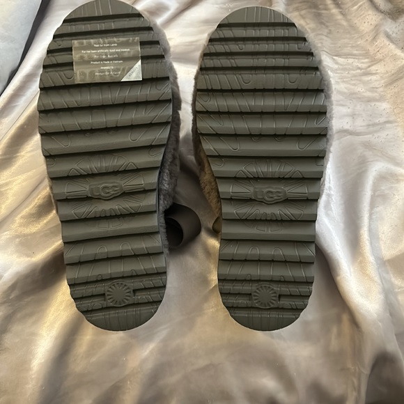 Ugg Fluff Yeah Slides Size 9 - Picture 2 of 4